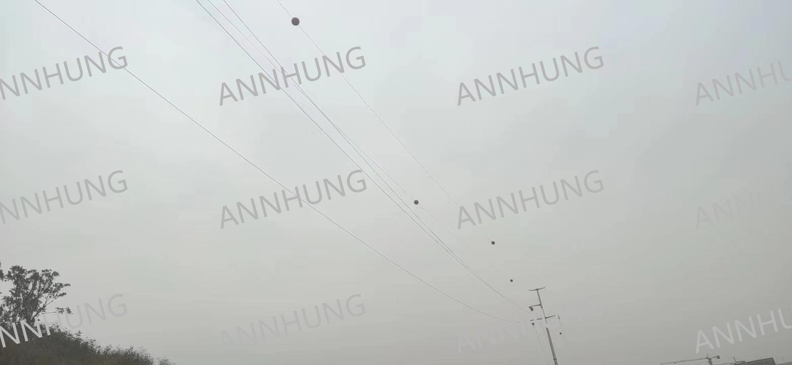أحدث حالة شركة حول Aircraft Warning Sphere Installation Case: AH-AWS 600 mm Fiberglass Markers on High-Voltage Transmission Lines